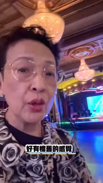 79歲的馮素波正身處上海，到處遊覽，狂拍短片。