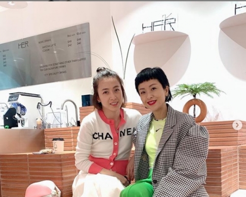 甘比（左）親到徐濠縈的新店撐場。
