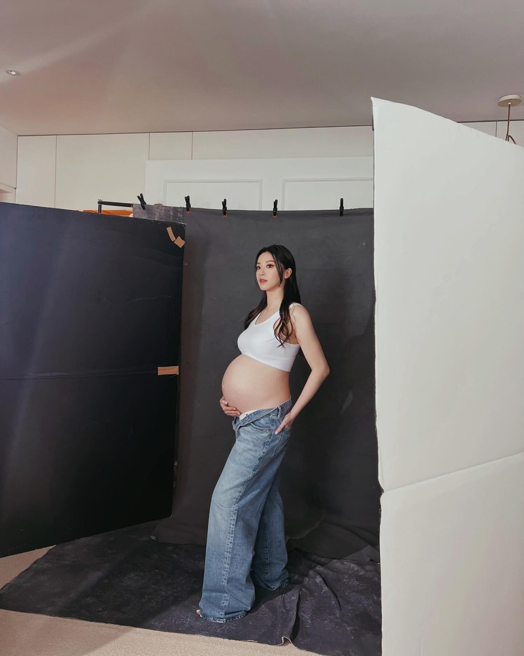 江钰琪3月初贴出孕照拍摄花絮。