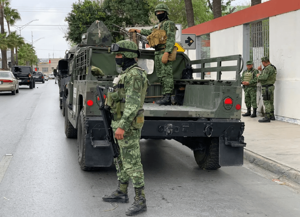 墨西哥軍警現場戒備。AP