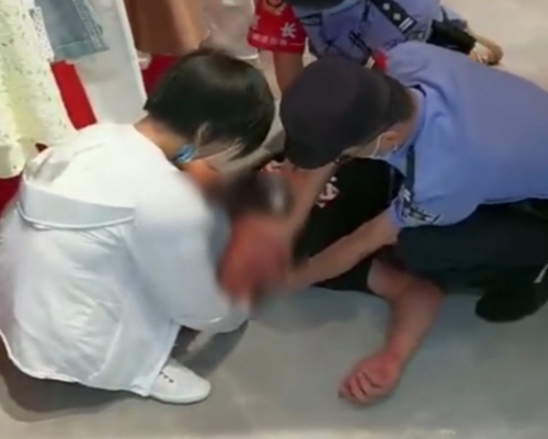 合肥一男子被女友「扮自殺」氣得暈倒，現場民警即以CPR急救。影片截圖