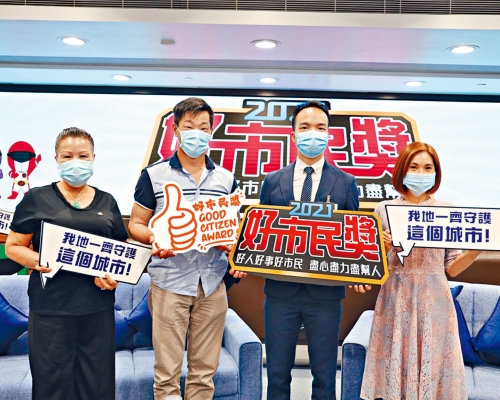 ■獲頒「好市民獎」楊小姐（左）、鍾先生（中）及鄭小姐（右）與高級督察區智仁（右二）合照，區對好市民作出貢獻表示感謝。
