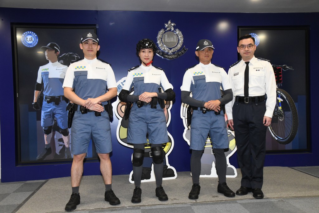相片中警員的藍白色制服是警方前年推出的「單車巡邏隊」新制服。 相片中警員的藍白色制服是警方前年推出的「單車巡邏隊」新制服。