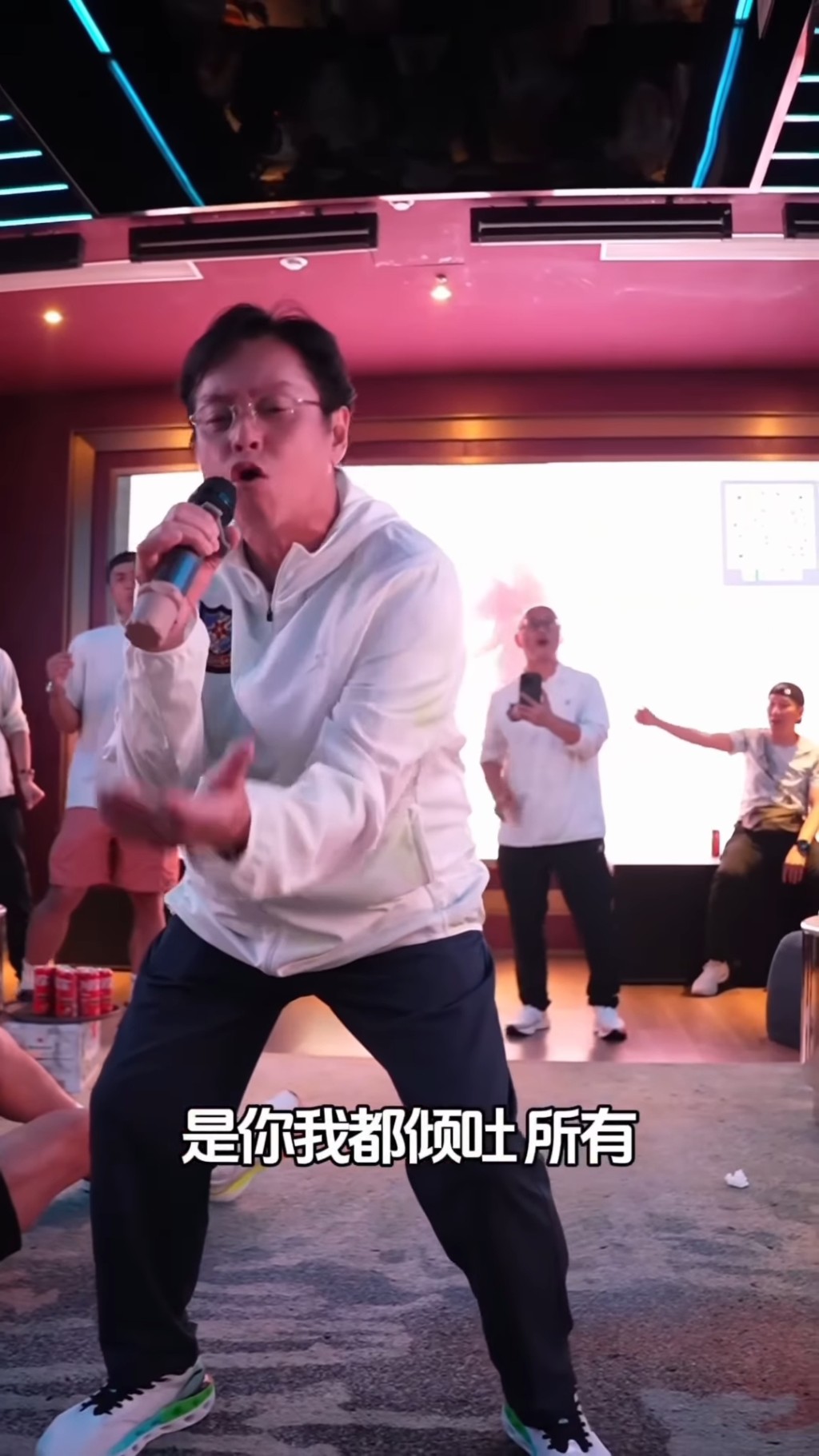 譚詠麟唱到面紅。 譚詠麟唱到面紅。