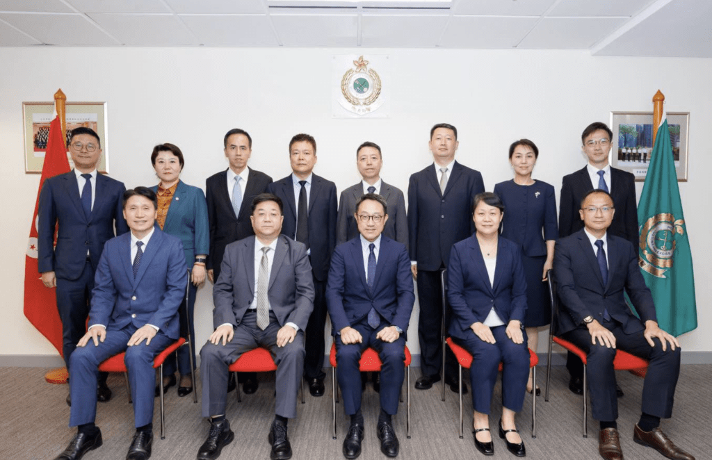 海關關長陳子達於9月1日在海關總部大樓,歡迎西安海關副關長李晉生率領代表團到訪香港海關。FB@香港海關(下同) 海關關長陳子達於9月1日在海關總部大樓,歡迎西安海關副關長李晉生率領代表團到訪香港海關。FB@香港海關(下同)
