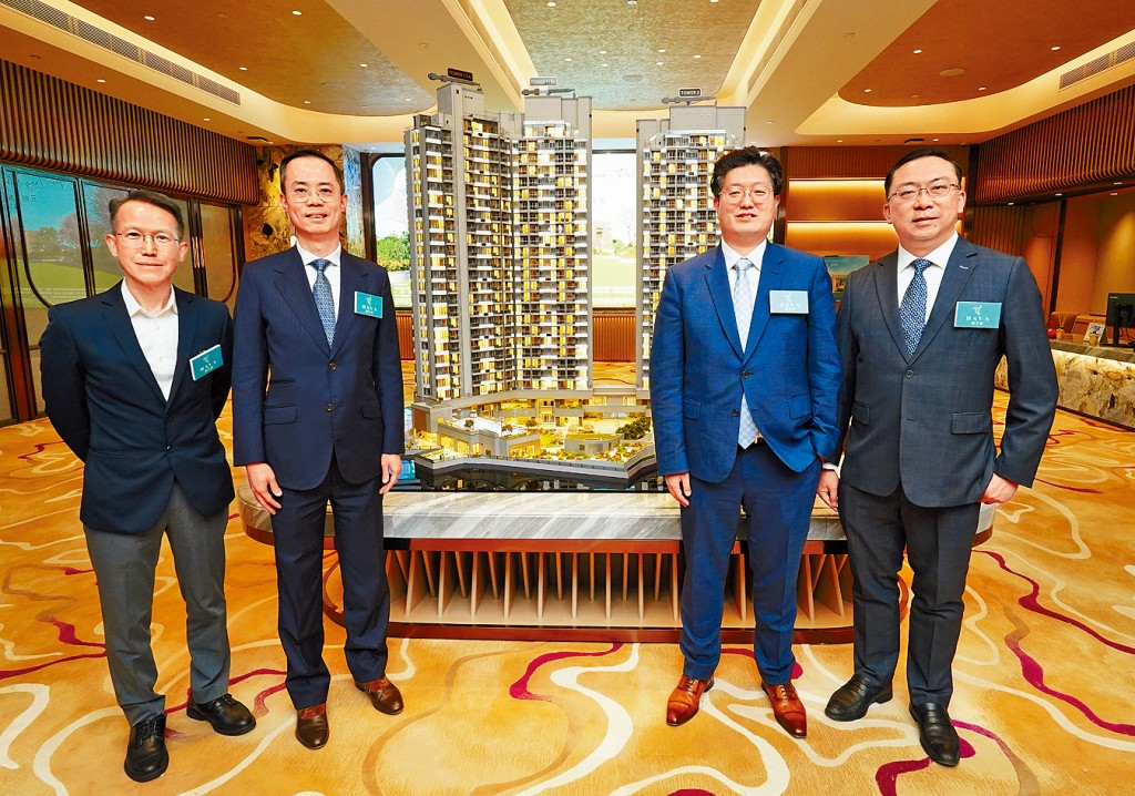 嘉里湯耀宗(左二)表示,集團今年將推出5盤,合共提供逾4200伙。右一為盧永俊、王維榮(右二)及呂元祥建築師事務所徐柏松(左一)。