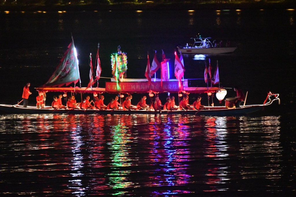 25艘河彩燈船由吐露港出發，途經完善路、廣福邨天橋、大中橋。