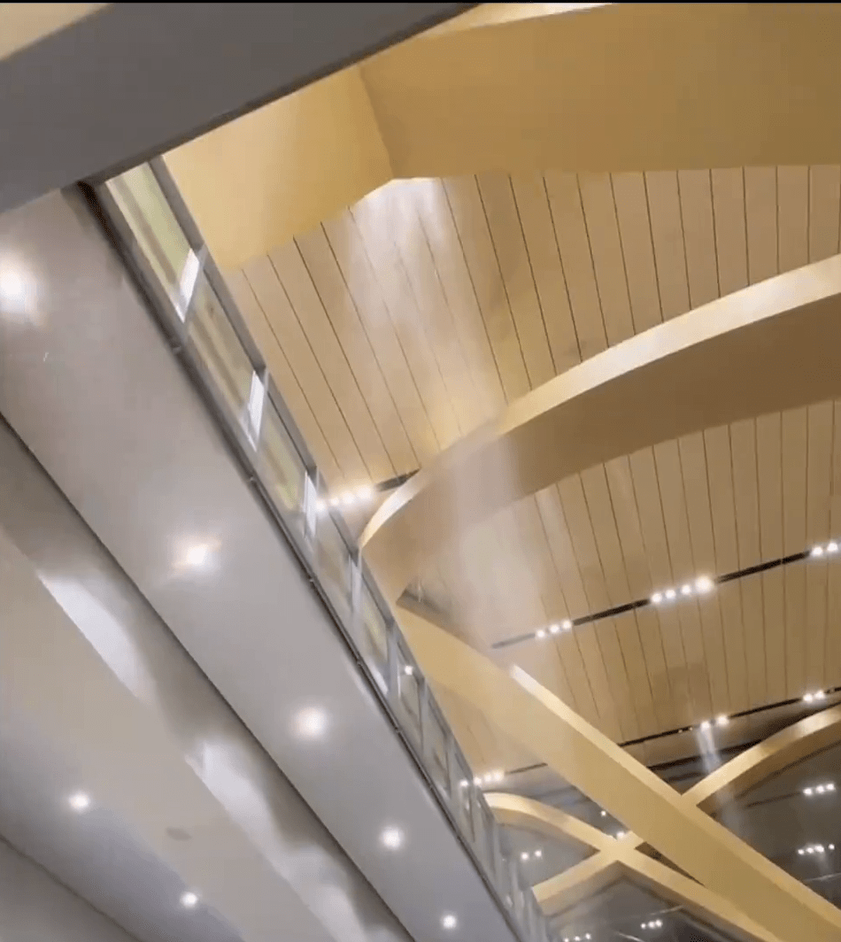 昆明长水机场恶劣天气下多处漏水。