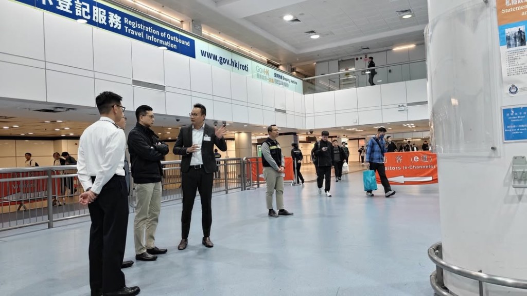 程和木及樊曉聲鼓勵前線人員在假日期間繼續緊守崗位，全力以赴。入境處IG圖片