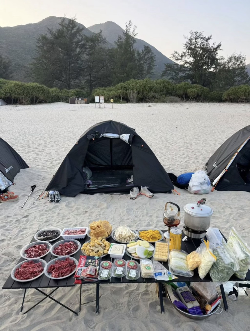 露营团安排火锅作晚餐。