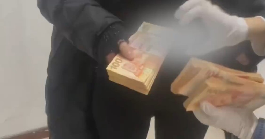 女子著大褛南下违规携70万港币,罗湖口岸急脚过关被截。海关发布 女子著大褛南下违规携70万港币,罗湖口岸急脚过关被截。海关发布