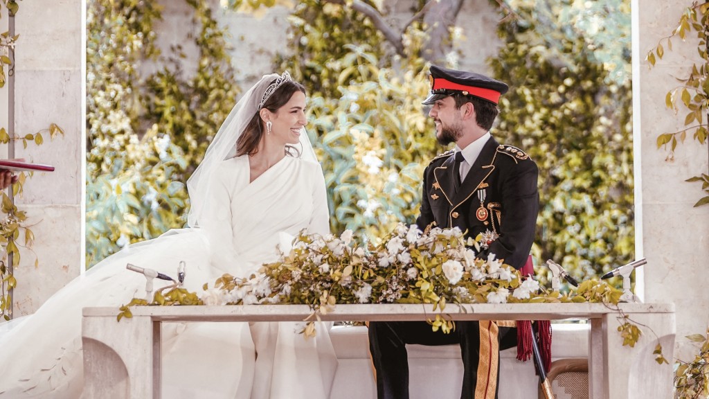 約旦皇儲侯賽因和妻子拉傑瓦在婚禮上相視而笑。 路透社
