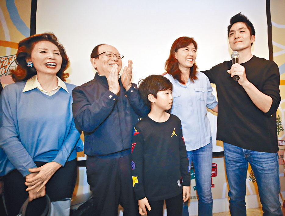 蔣萬安與父親蔣孝嚴一同宣布勝選。