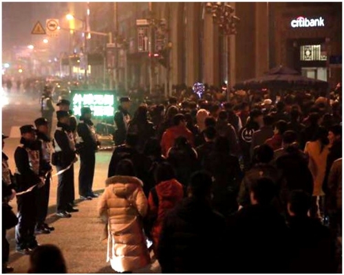 外滩实施「只下不上」单向人流管制措施。