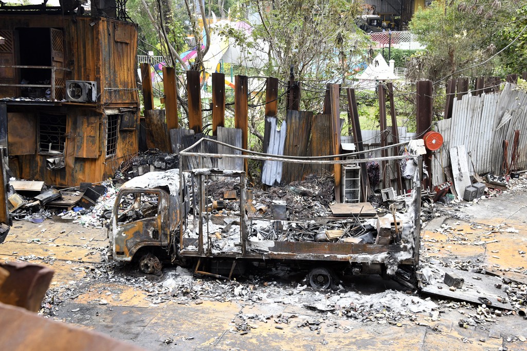 場內貨車及鐵皮屋燒得熔熔爛爛。楊偉亨攝 場內貨車及鐵皮屋燒得熔熔爛爛。楊偉亨攝