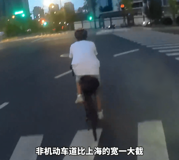 他們特別喜歡上海寛大的行車道。（微博）