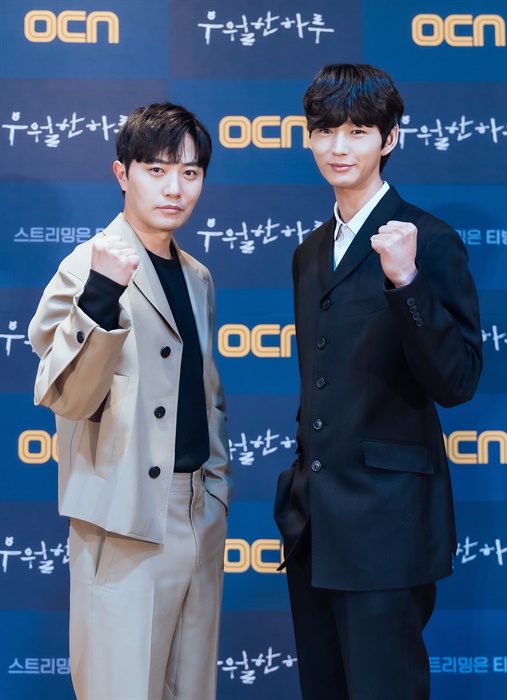 李源根與晉久合演《優越的一天》。