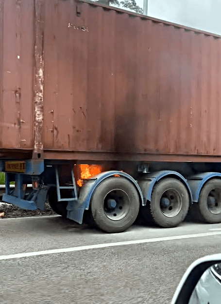 貨櫃車車尾起火。fb： 屯門公路塞車關注組