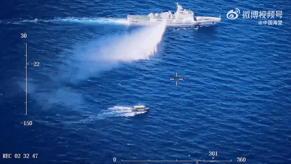 中国海警公开水炮驱赶影片，全程保持理性克制。