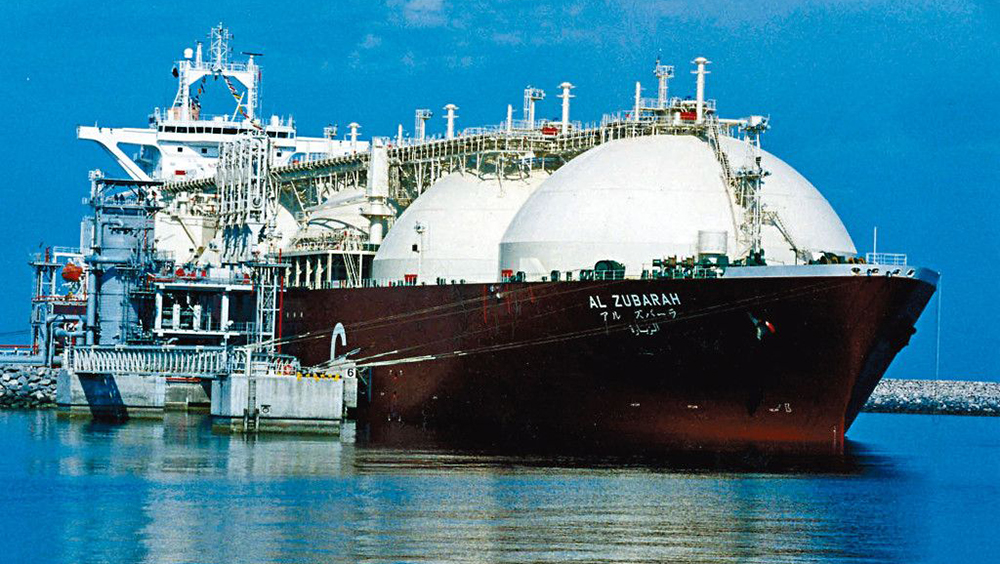 在卡塔爾北部拉斯拉凡斯港，一艘卡塔爾油輪在裝載液化天然氣。資料圖片