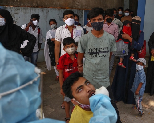 印度過去一日再新增超過31萬宗新冠肺炎確診。AP