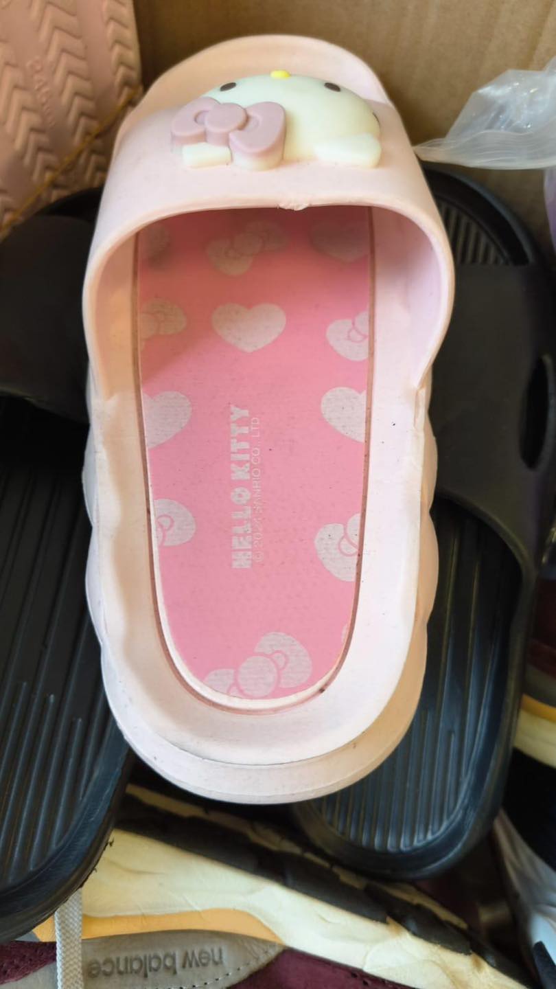 民政事務總署指有捐贈物資為二手衣服鞋襪,當中部分更滿佈污跡、破爛不堪。民政事務總署fb圖片 民政事務總署指有捐贈物資為二手衣服鞋襪,當中部分更滿佈污跡、破爛不堪。民政事務總署fb圖片