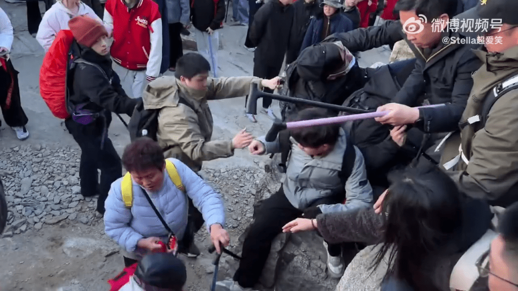 泰山游客为睇日出大打出手，场面失控。