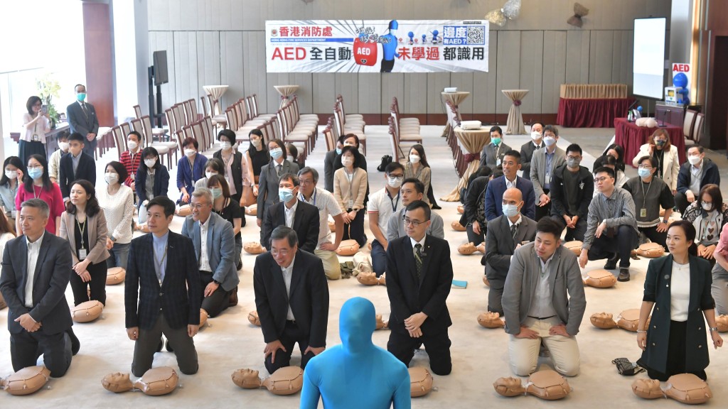 消防處帶同「任何仁」，到立法會簡介施行心肺復甦法及使用心臟除顫器方法。陳極彰攝