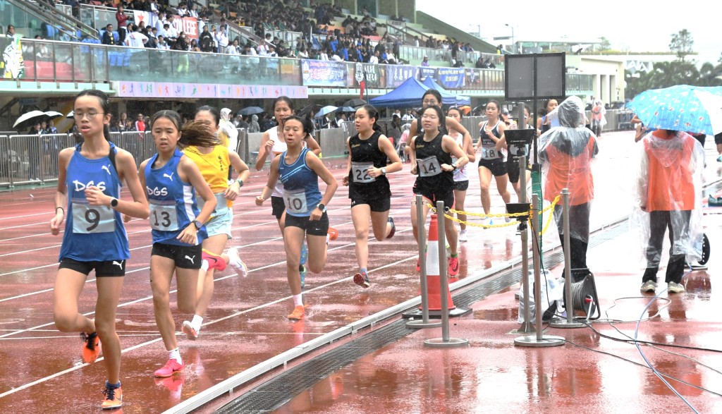 由於不停下雨，同學都要在雨中作戰。（陸永鴻攝）