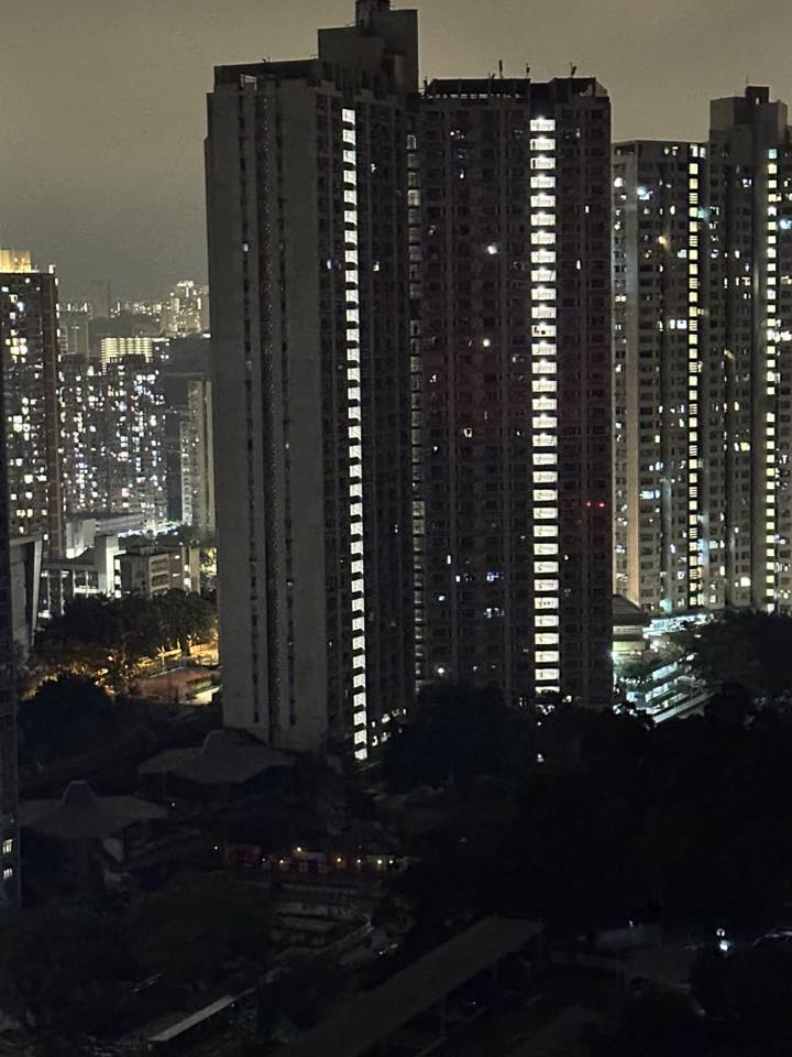 部分大廈後樓梯仍有燈光照明。Facebook 青衣街坊吹水會圖片