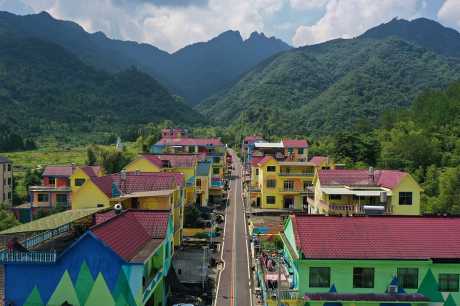 江西省德兴市大茅山彩虹童话村。 江西省德兴市大茅山彩虹童话村。