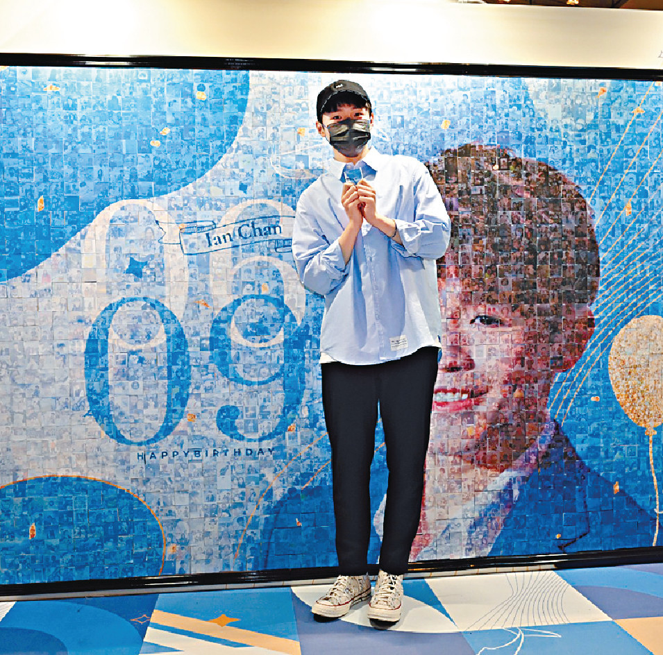 ■Ian在充滿心思的合照拼圖前留影。 ■Ian在充滿心思的合照拼圖前留影。