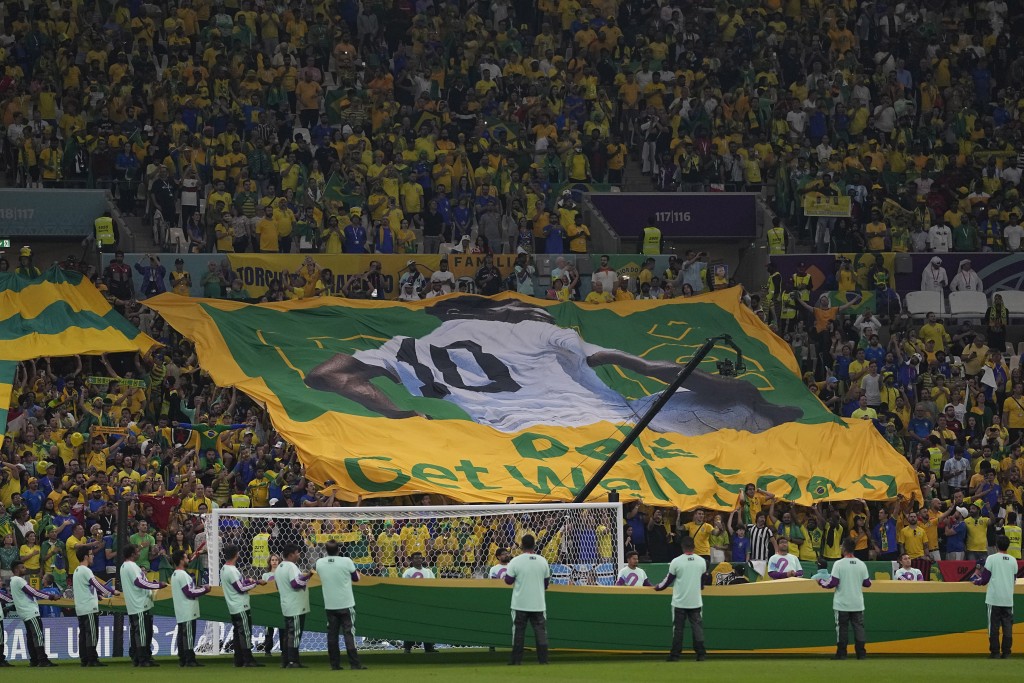 球迷在喀麥隆對巴西一仗拉起比利橫額。 AP