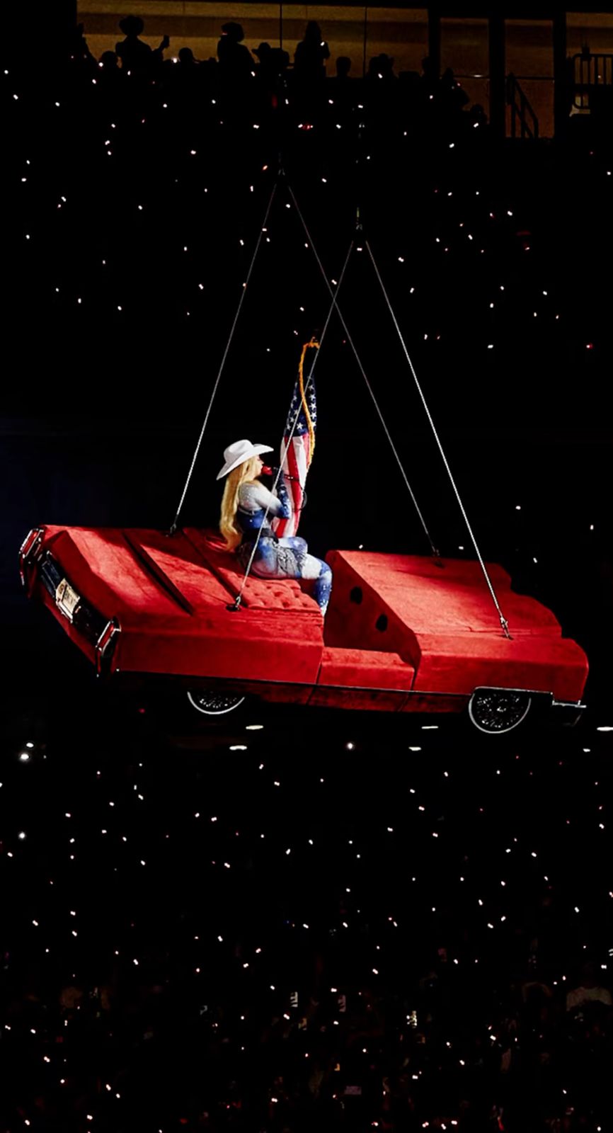 Beyonce坐在傾斜的跑車上,之後叫停演出。 Beyonce坐在傾斜的跑車上,之後叫停演出。
