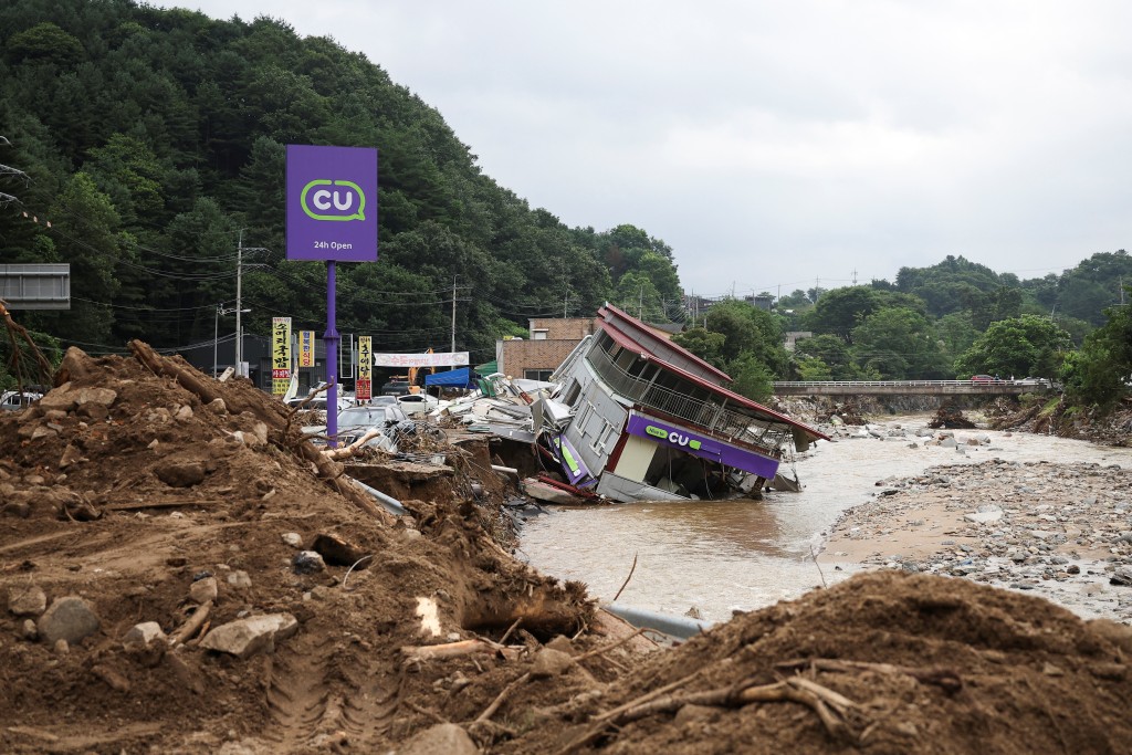 今輪暴雨還造成15個市、道的9887戶共1.4166萬人疏散避險。路透社