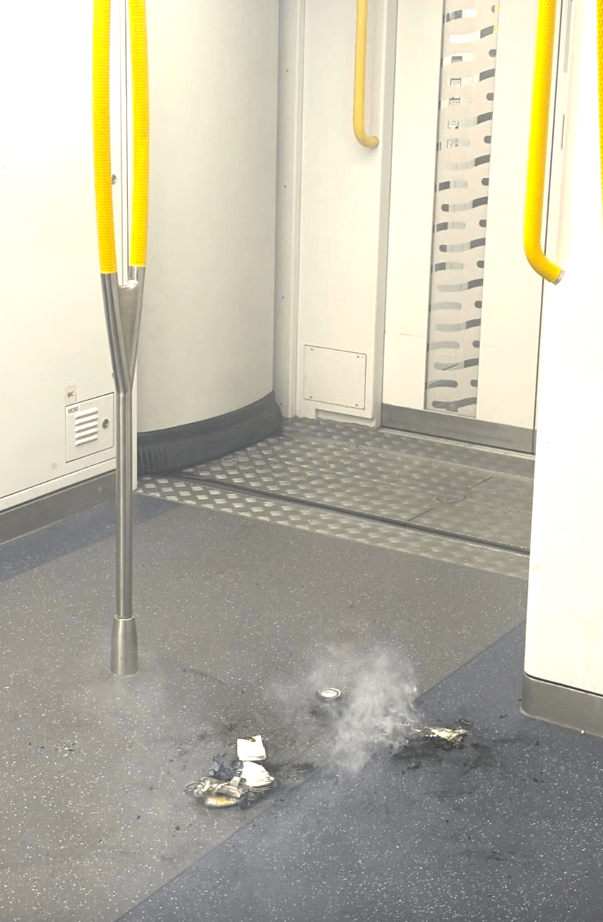 一名女乘客的流動電源起火。圖片來源 Threads @ florence._.ouo 一名女乘客的流動電源起火。圖片來源 Threads @ florence._.ouo