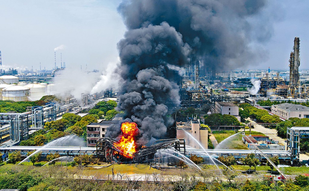 上海石化廠爆炸，五百多名消防員參與處置。