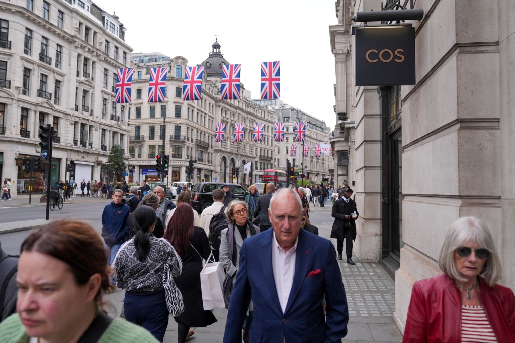 英國強制年滿70歲駕駛人必須更新駕駛執照，須主動披露健康狀況。路透社