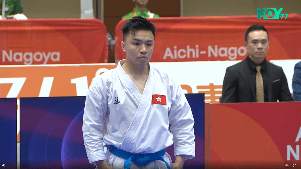 洪晧崴空手道男子個人形銅牌戰以5:0擊馬來西亞選手,為港隊再添一面銅牌。電視直播截圖 洪晧崴空手道男子個人形銅牌戰以5:0擊馬來西亞選手,為港隊再添一面銅牌。電視直播截圖