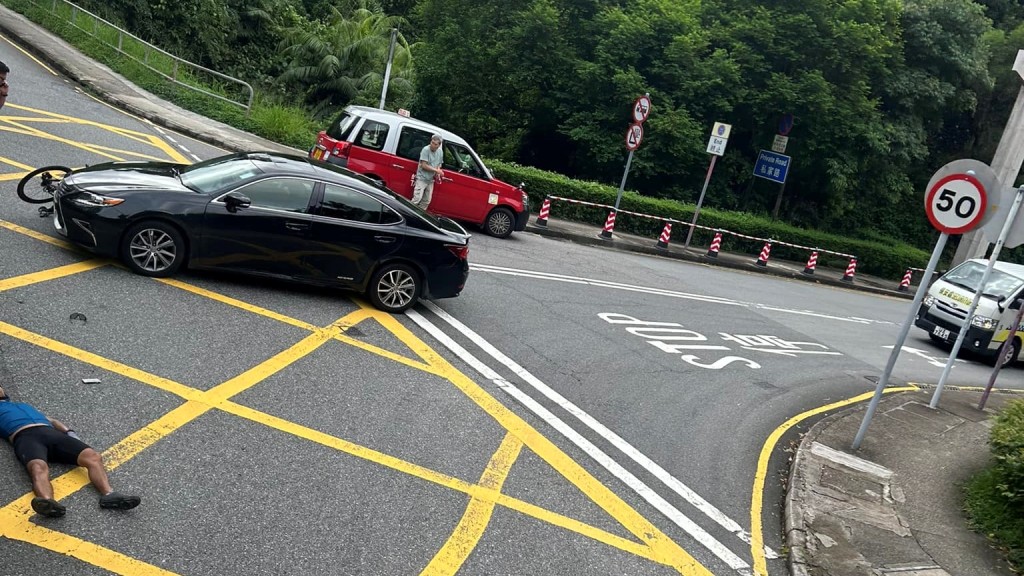 大埔公路單車男遭私家車硬撼 手腳受傷倒地。車cam L(香港群組)FB