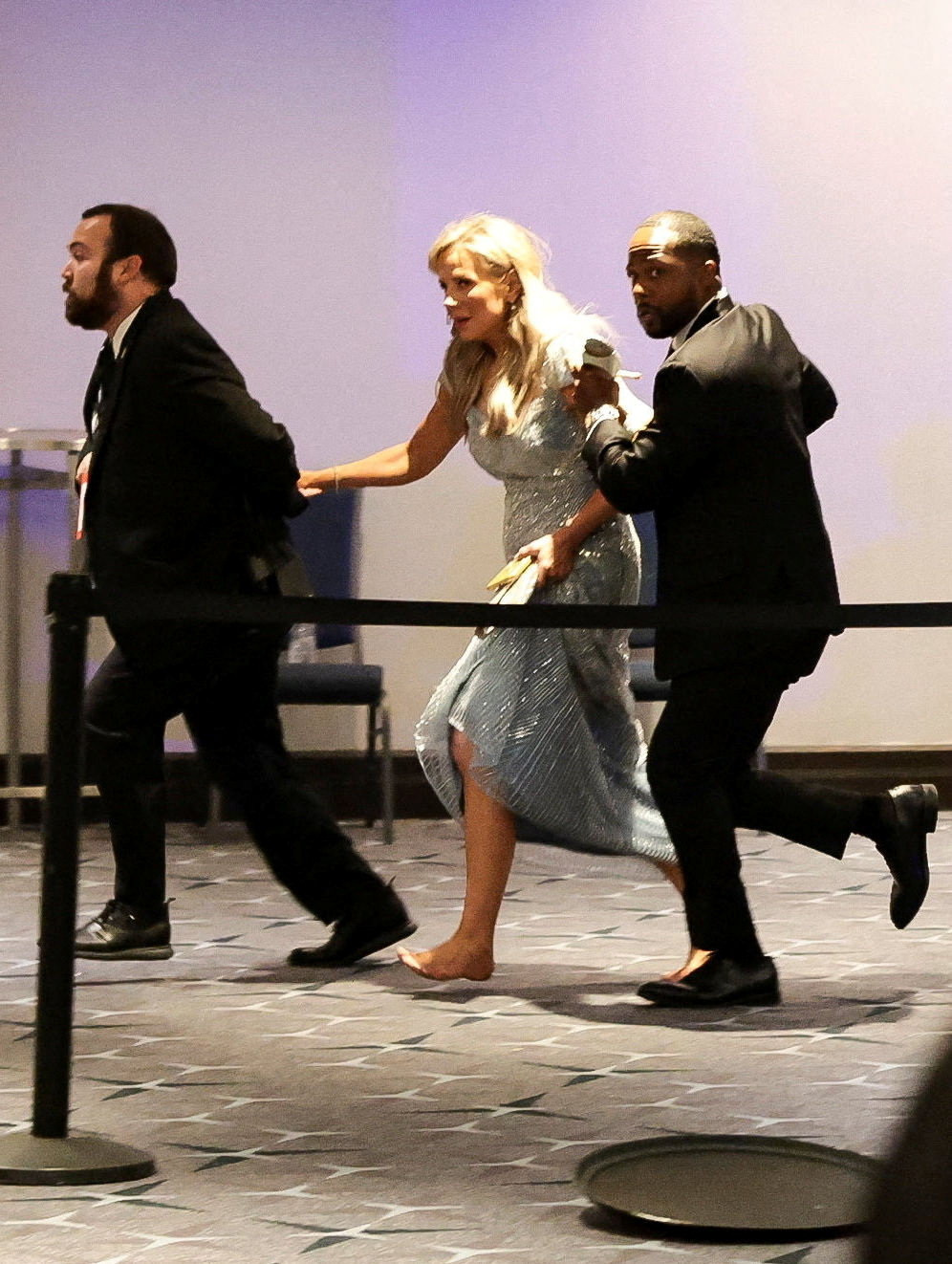 特朗普出席白宫记者会晚宴时有枪手开火后，宾客正在紧急撤离。路透社