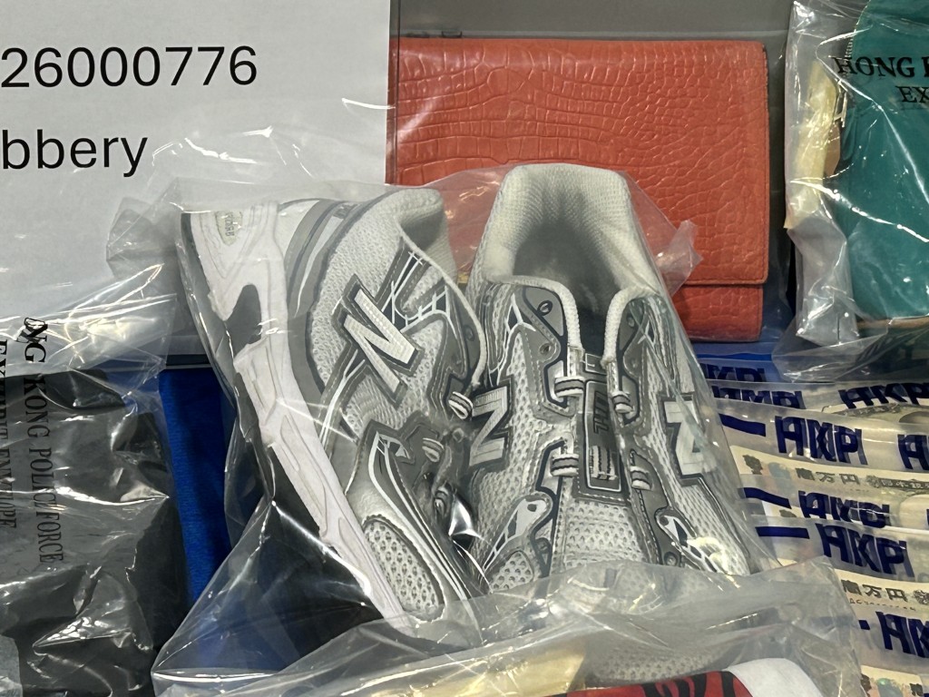 警方展示證物。 警方展示證物。