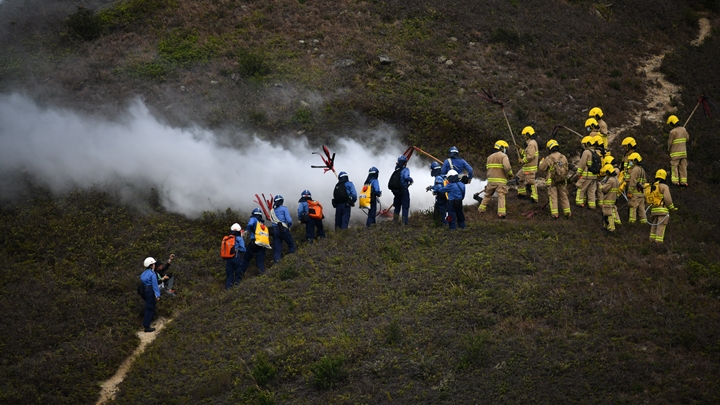 跨部門人員在大嶼山舉行山火及攀山拯救演習。陳極彰攝
