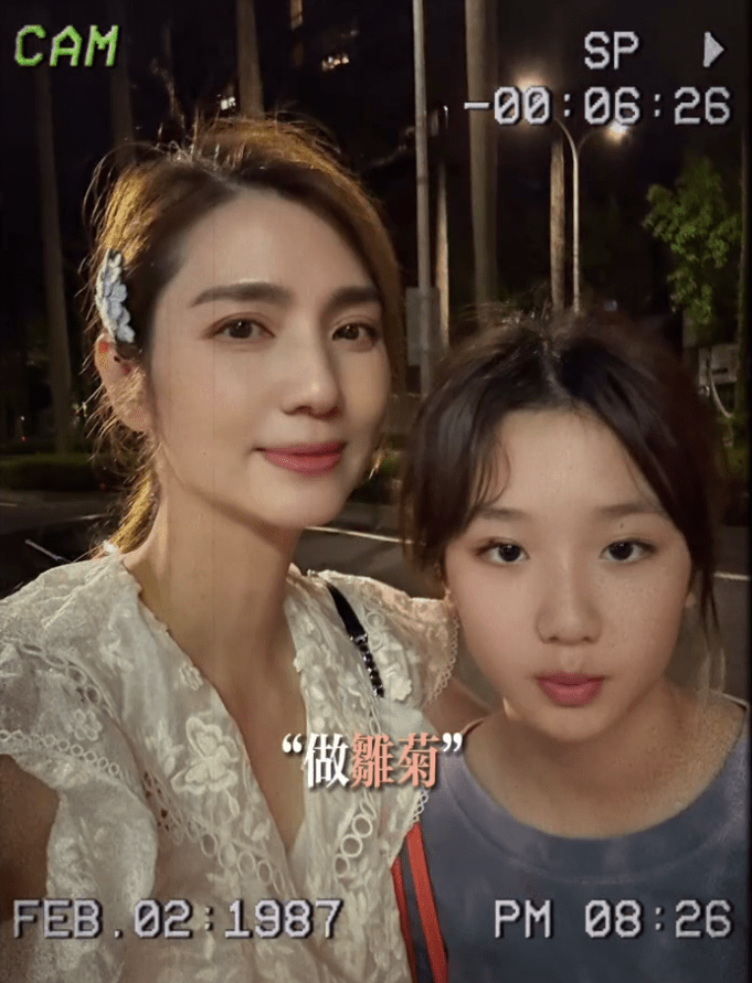 洪欣母女也是皮膚白滑，得天獨厚。