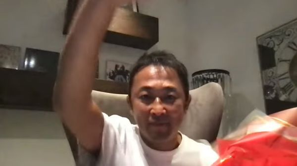 得知當選即舉手示意勝利。