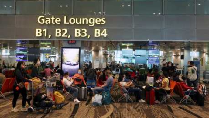 新加坡樟宜机场去年三月等候登机的旅客。资料图片