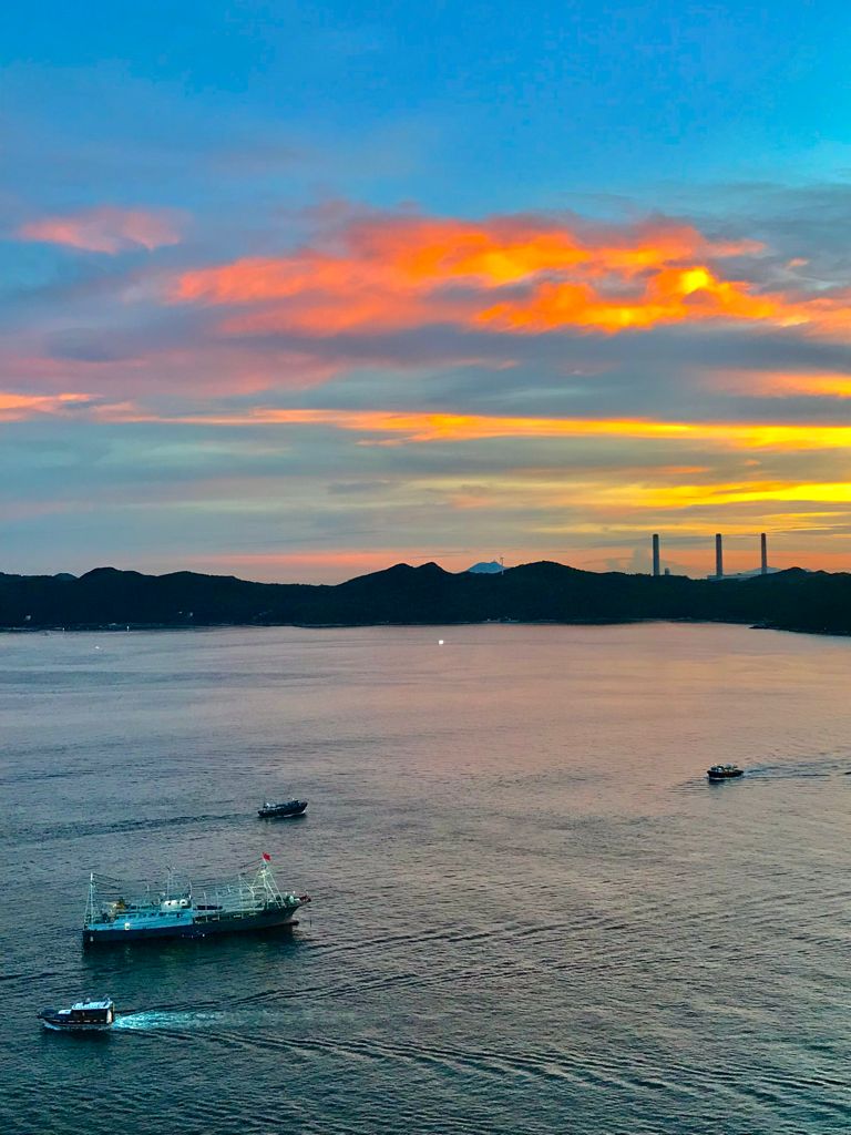 多區上空的雲彩都染成橘紅色。市民Dominic Kwan圖片