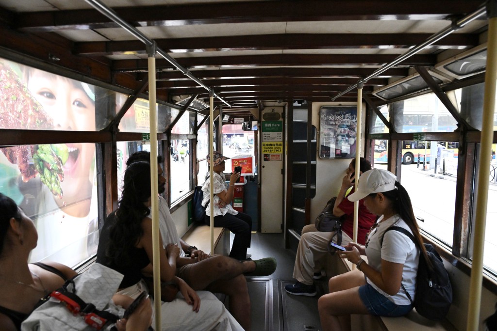 網民指電車車廂通道較狹窄。資料圖片