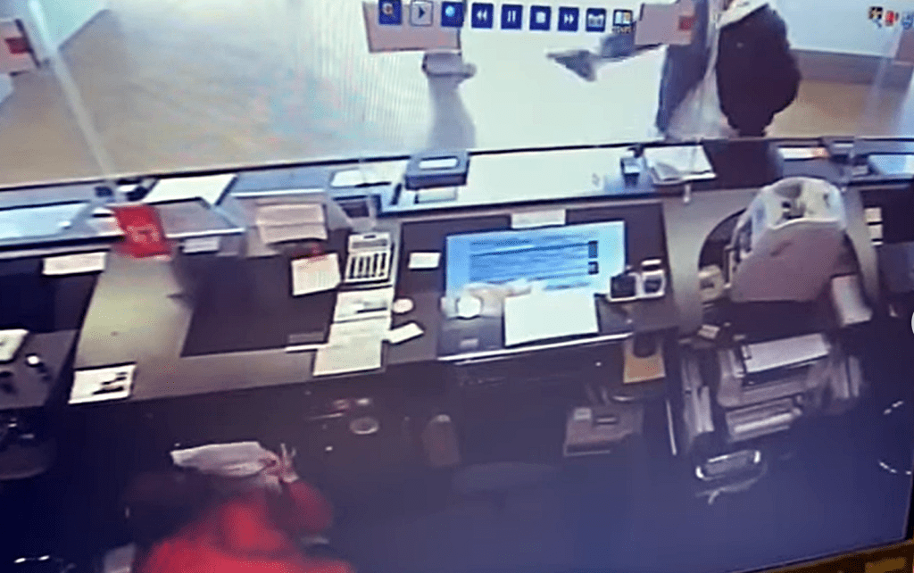 獨行賊持槍過程。 fb：突發馬路車cam大全