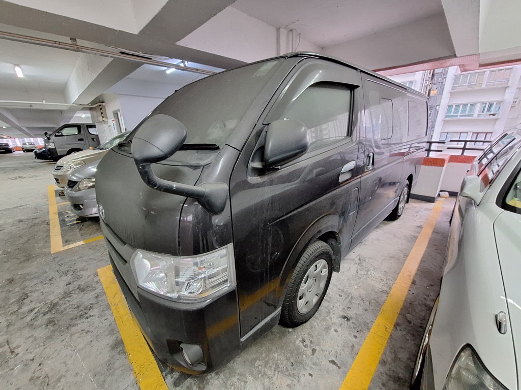 車身滿佈灰塵。 車身滿佈灰塵。